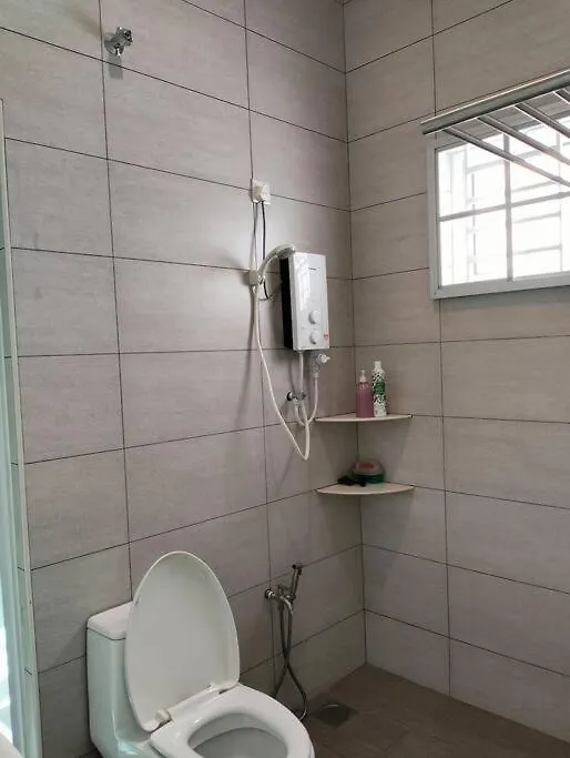 Villa New Comfy Semi-D - 14Pax@5-6 Parking à Malacca